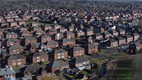 Suburbano-Barrio-Residencial-Birmingham-Hogares-Tejados-Bienes-Raíces-Propiedad-Aéreo-Lento-Aumento-Inclinación-Hacia-Abajo-Ver