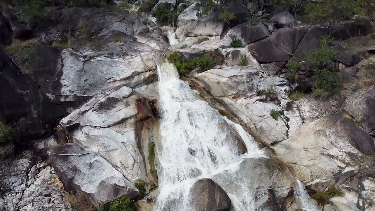 vista aérea de las cataratas de emerald creek con agua cayendo en cascada por la pared rocosa