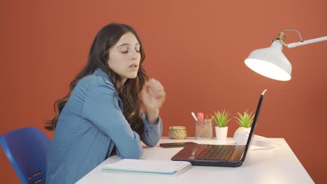la mujer joven mirando la computadora portátil es reflexiva.