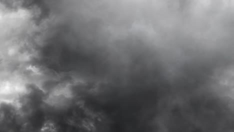 어두운 하늘에 두꺼운 cumulonimbus 구름 사이에 번개  ⁇ 박