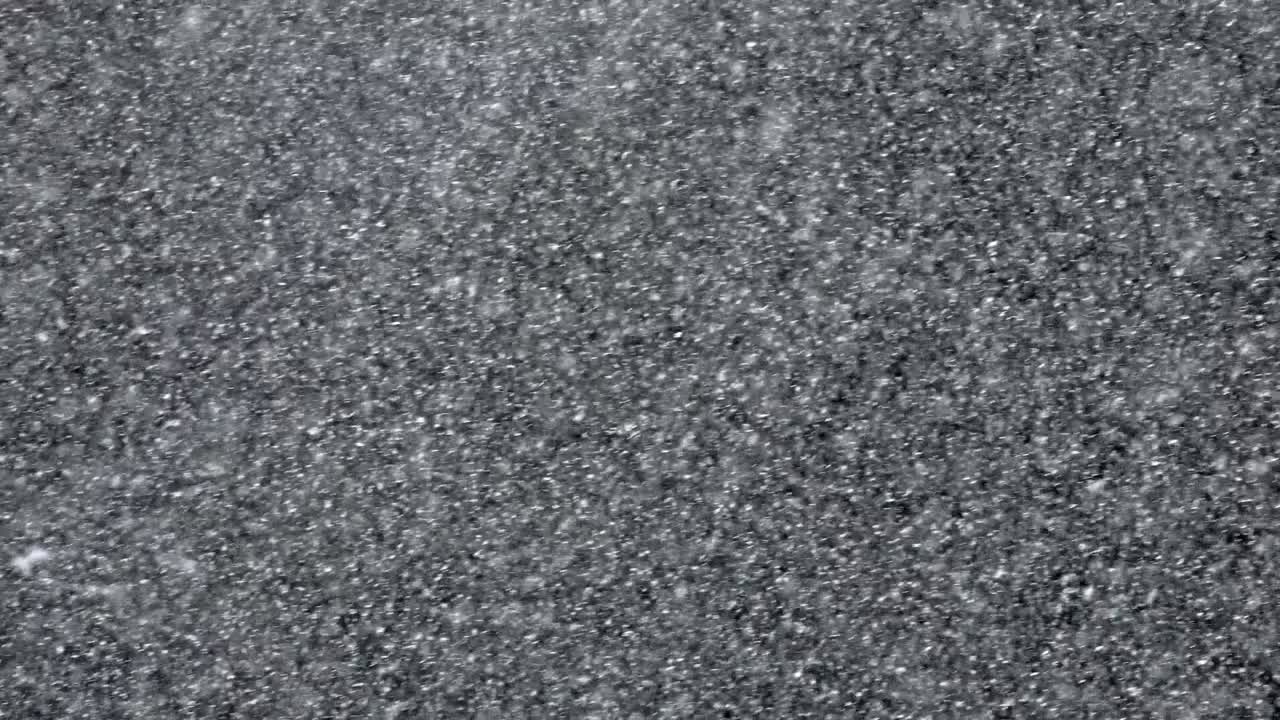 la nieve cae por la noche, video de acciones de uhd real