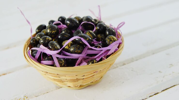 Uova di Pasqua di cioccolato in cesto di vimini
