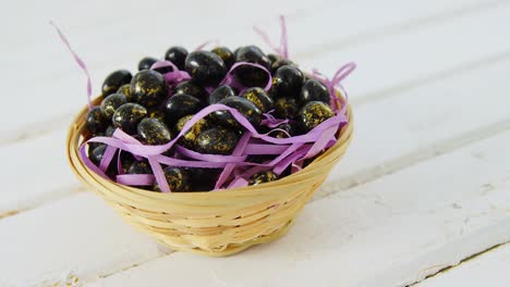 huevos de pascua de chocolate en una canasta de mimbre