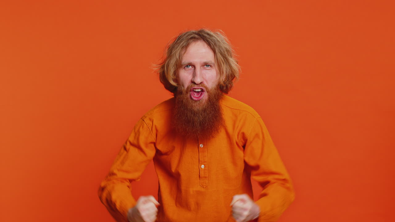 feliz hombre caucásico celebrando el éxito ganando cumpleaños lotería premio mayor logro de la meta buenas noticias