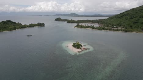 tiny tropical isle gili bedis, sandy tourist destination in lombok idn