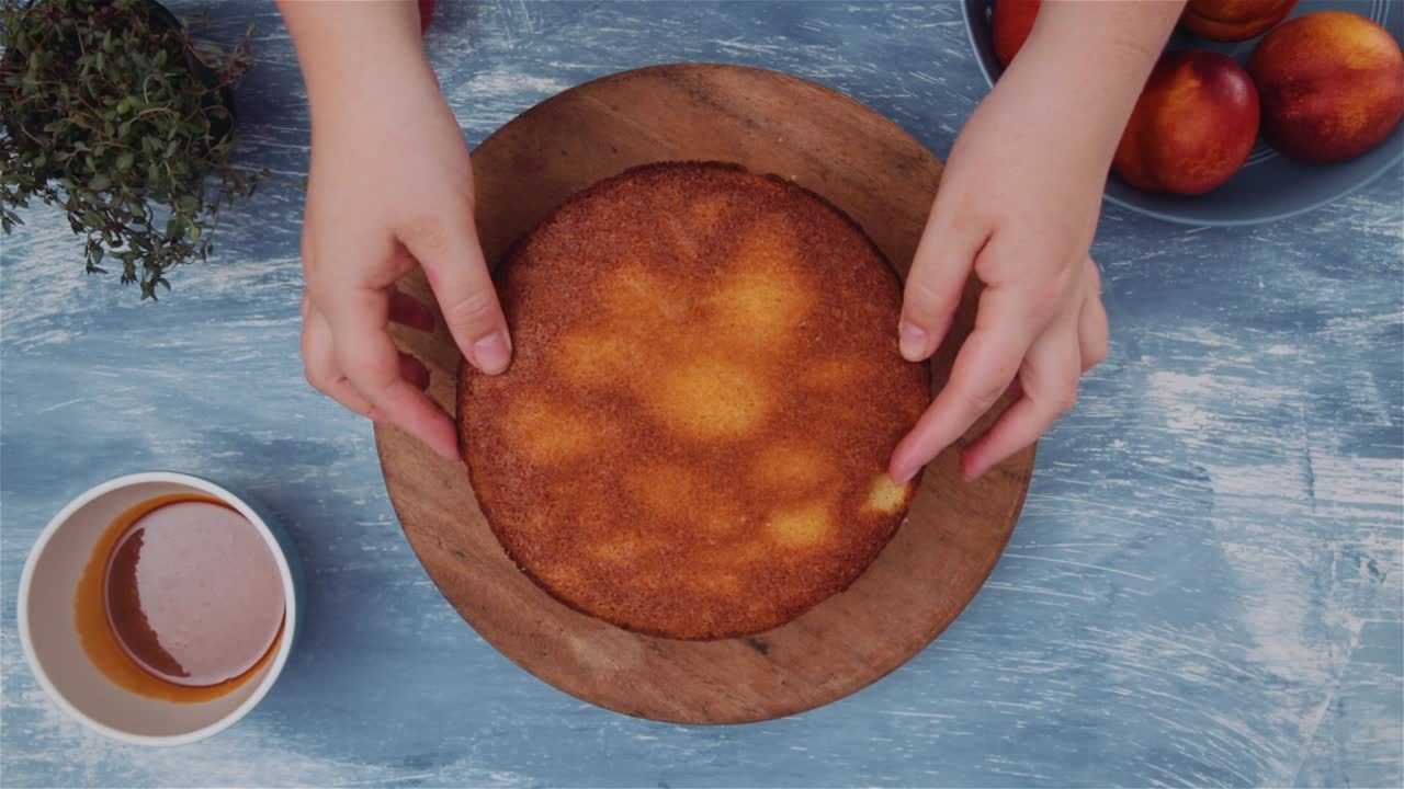 наложение одного слоя торта на другой, покрытый глазурью