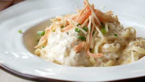 pasta de cangrejo cremosa con ingredientes crujientes