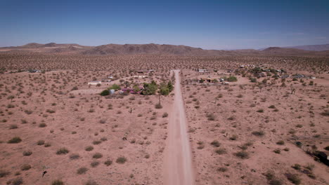 joshua tree california camino de tierra con casas en el desierto-1