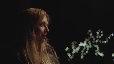 mujer por la noche