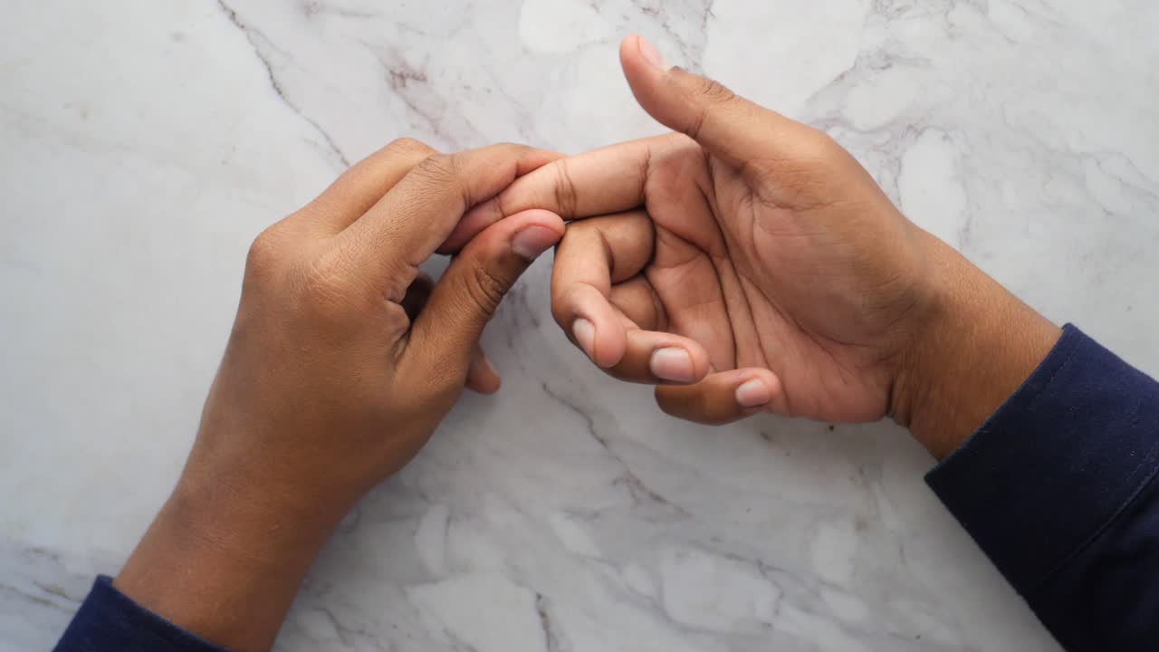 마음에 고통을 겪고 손으로 가슴을 잡고 젊은 남자