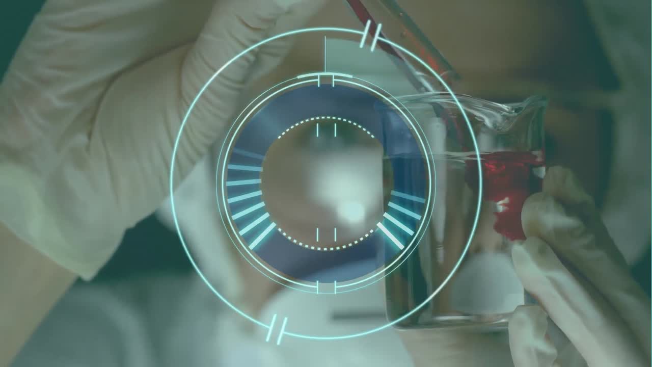 animación de escáner redondo de neón sobre científica caucásica que trabaja en el laboratorio
