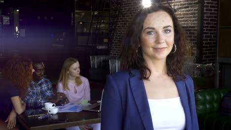mujer en una reunión de negocios