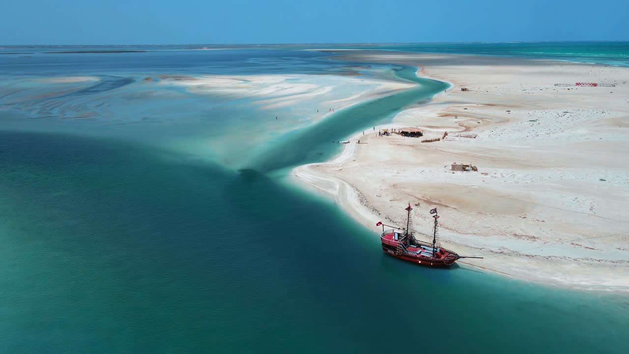 하시 엘 제르비 (hassi el jerbi) 의 공중 풍경: 물 속에 있는 사람들과 배들이 있는 해수욕장 장면 (zarzis, 니지)