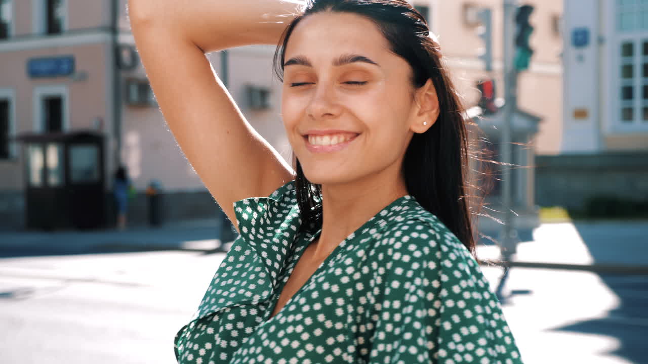 mujer sonriendo en una calle de la ciudad
