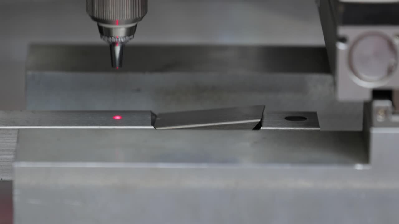 Taglio laser e a gas CNC di metalli, tecnologia industriale moderna