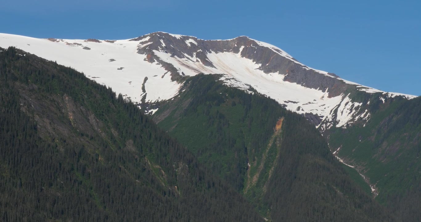 Bellissime e maestose montagne innevate intorno al fiordo Endicott Arm, Alaska.