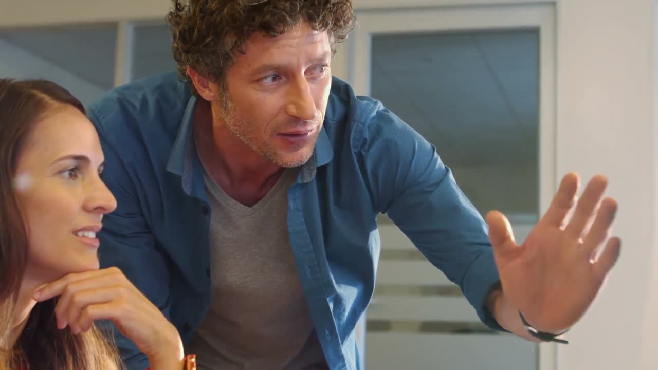 diseñadores gráficos masculinos y femeninos interactuando entre sí