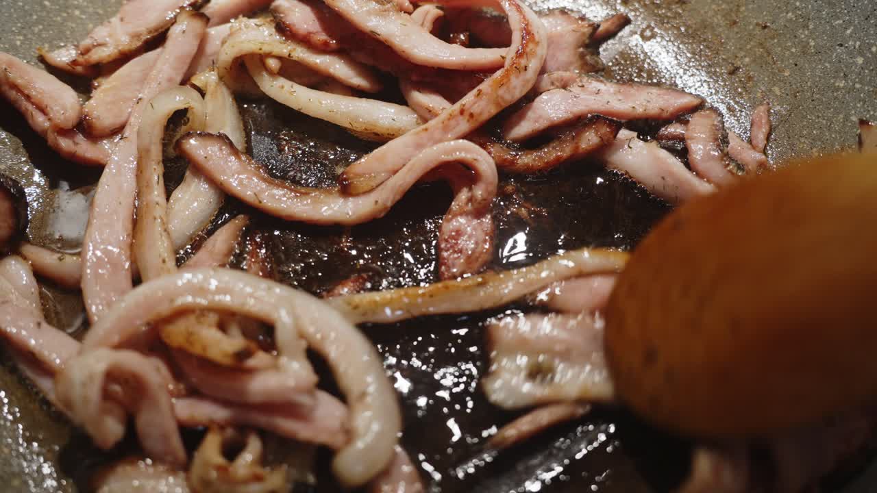 tocino frito en una sartén en cloesup