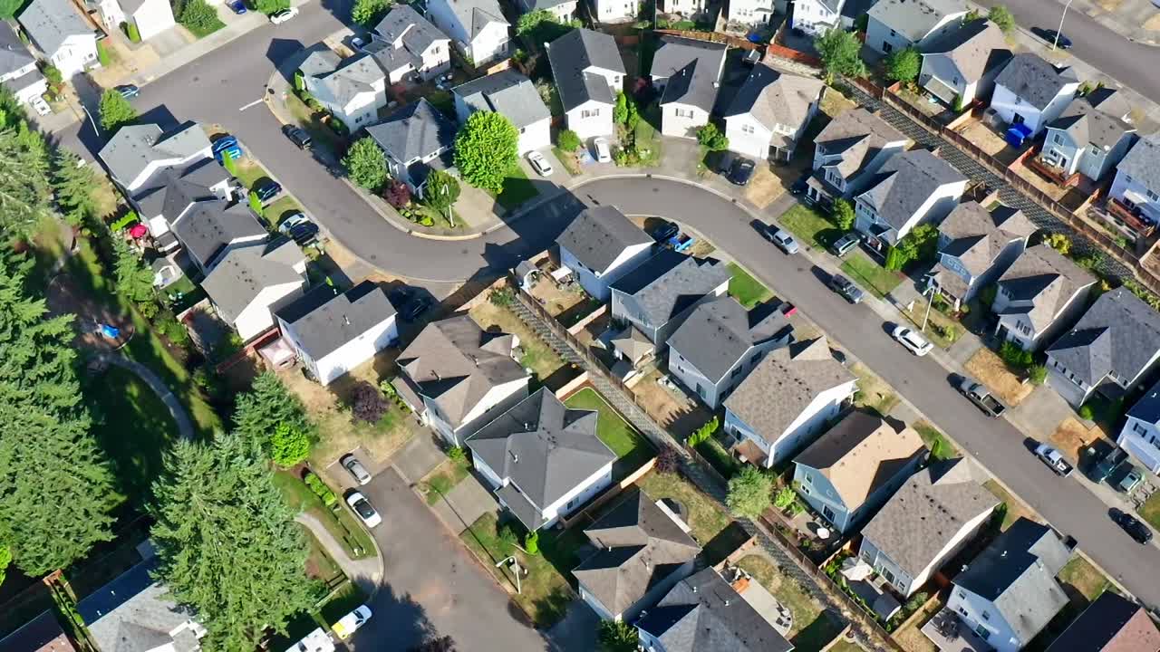 Quartiere residenziale a Tumwater, Washington, con case e alberi, vista aerea