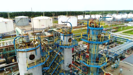 drones vuelan alrededor de torres de refinerías de gas y petróleo con plataformas