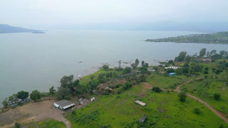 Hermoso-Lugar-Para-Acampar-En-El-Lago-Pawna-Vista-De-Drones-En-Temporada-De-Lluvias