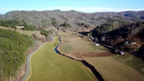 Watauga-River-Im-Gebirgstal-In-Der-Nähe-Von-Boone-Und-Blowing-Rock,-North-Carolina,-Luftaufnahmen