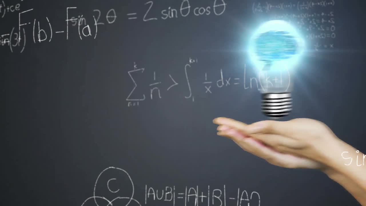 Animasi pemrosesan data matematis di atas otak manusia dalam bola lampu di atas tangan wanita