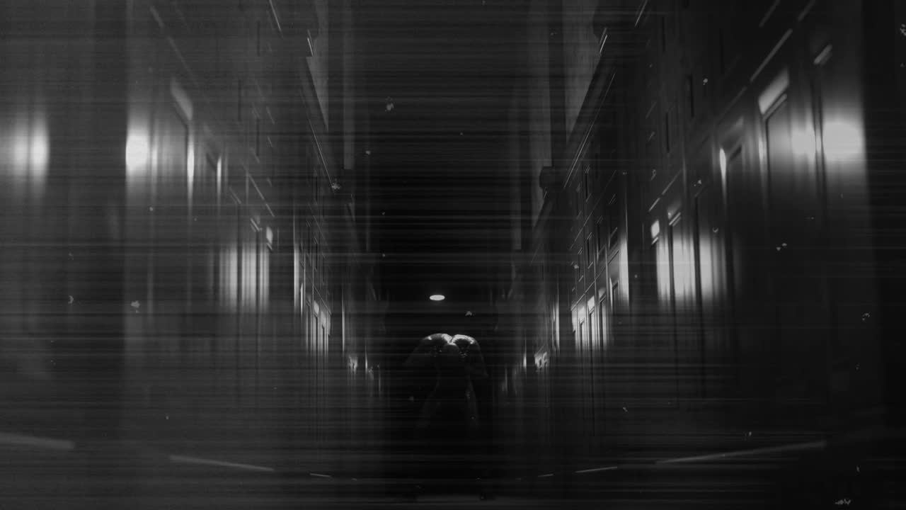 animación de película rascada en blanco y negro de una figura aterradora en un pasillo oscuro sosteniendo la cabeza en dolor