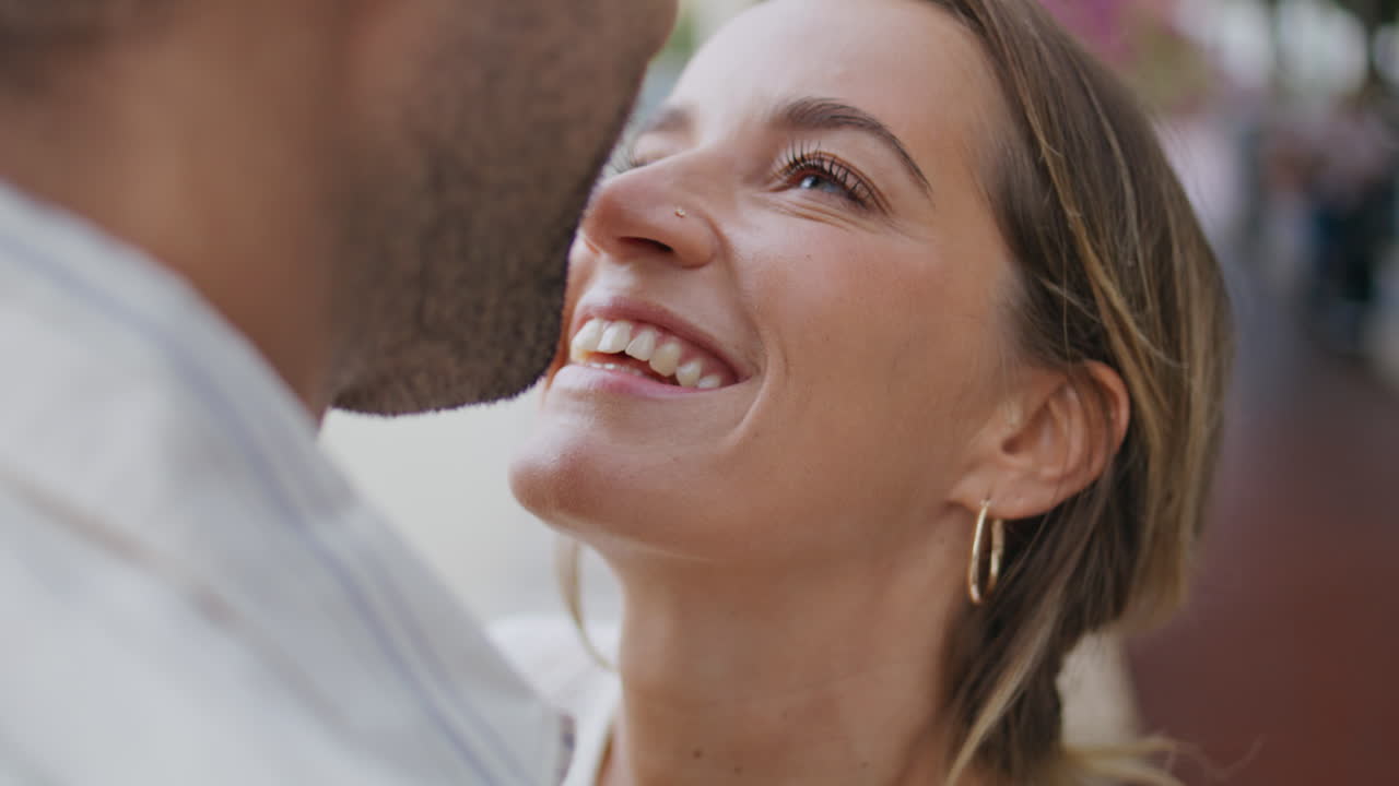 mujer enamorada cara hablando novio en la ciudad fecha de primer plano. cónyuges coqueteando