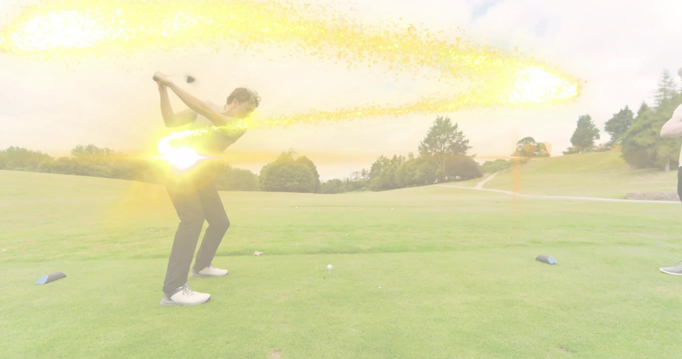 Sportgolfer stapt naar de tee op een heuveltop, slaat de bal de fairway af, met een lus van gouden licht.