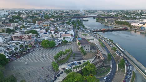 Establish-Plaza-de-la-Hispanidad-in-Santo-Domingo,-aerial-sideway-city-skyline