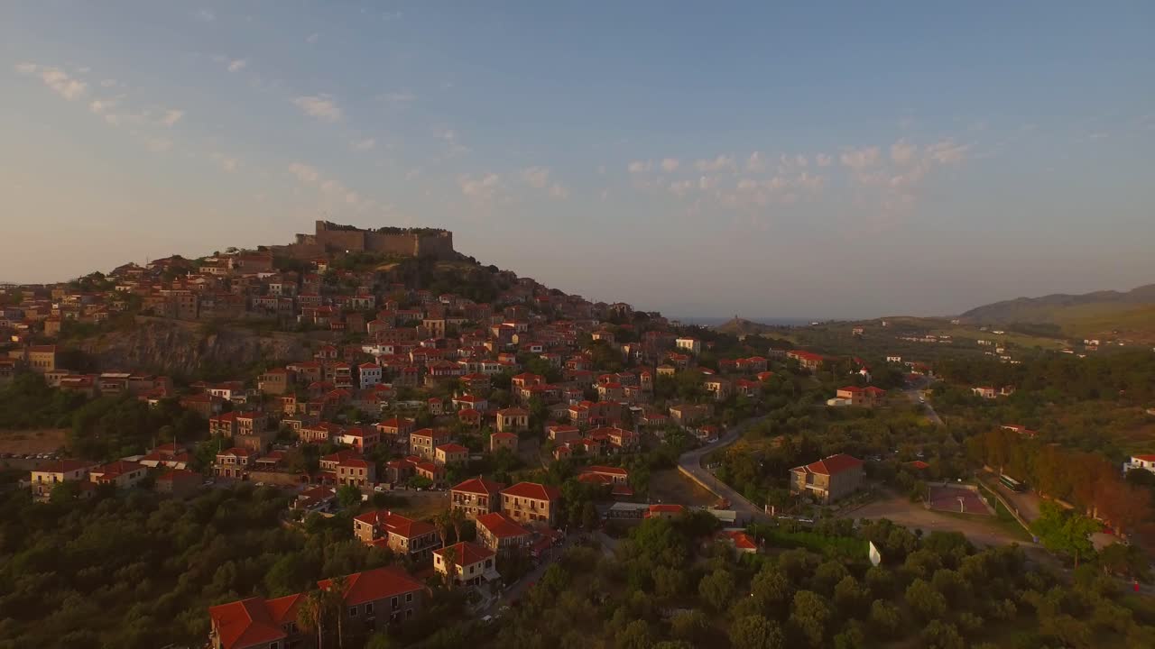 Vista aerea: La città di Molyvos sull'isola di Lesbo al tramonto