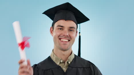 graduación, hombre y certificado en el estudio