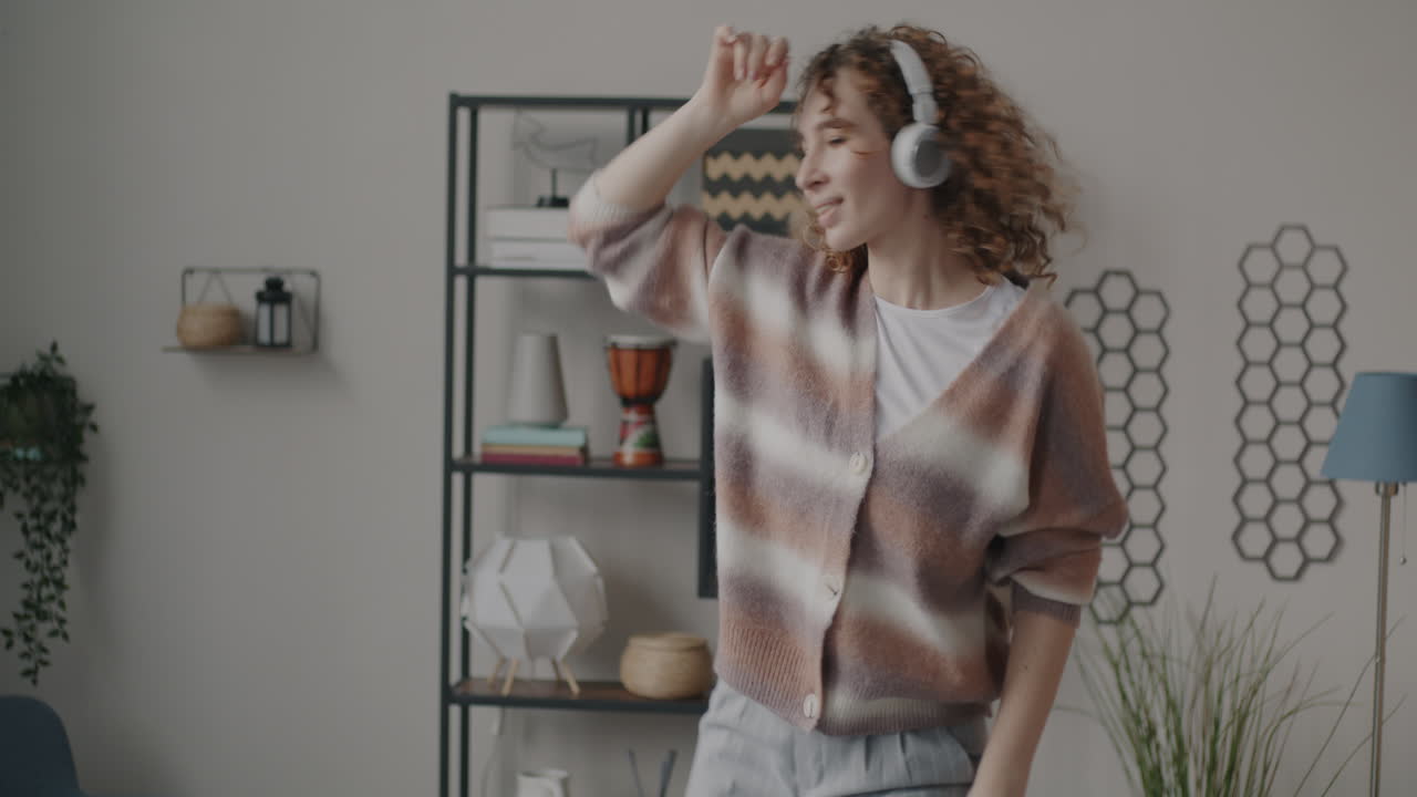 mujer bailando a la música en casa