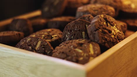 Galletas-De-Chocolate-En-La-Mesa-De-Madera-De-Pastelería,-Deliciosos-Bocadillos-Caseros
