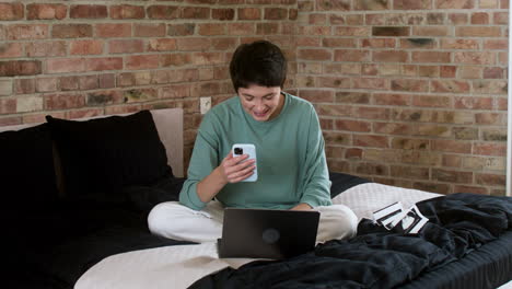 mujer haciendo videollamada en la cama
