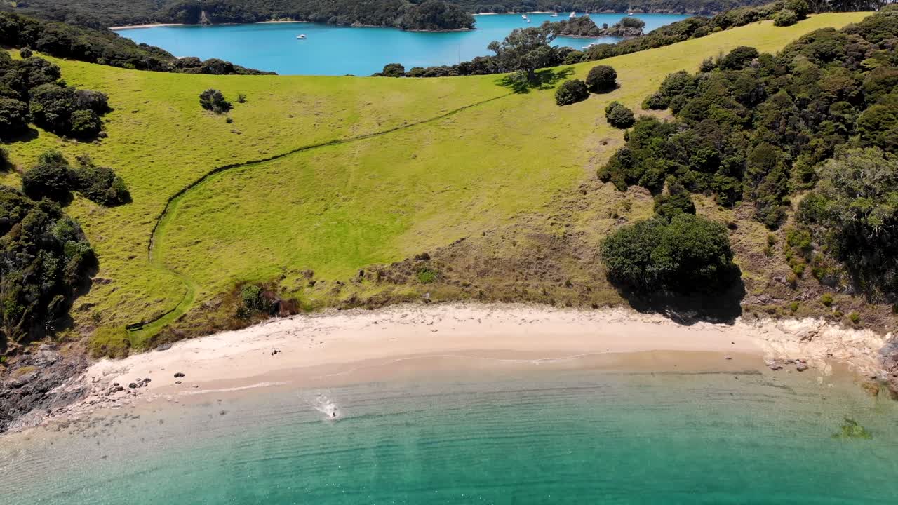 paisaje pintoresco de playa de arena blanca y hombre saltando en el mar para nadar