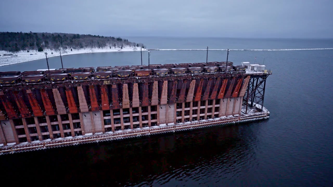 Molo industriale per minerali sulla costa frastagliata del Lago Superiore in Michigan