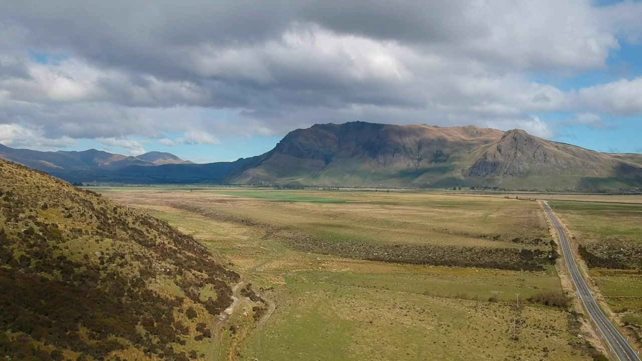 Nuova Zelanda: ripresa aerea di una strada con drone