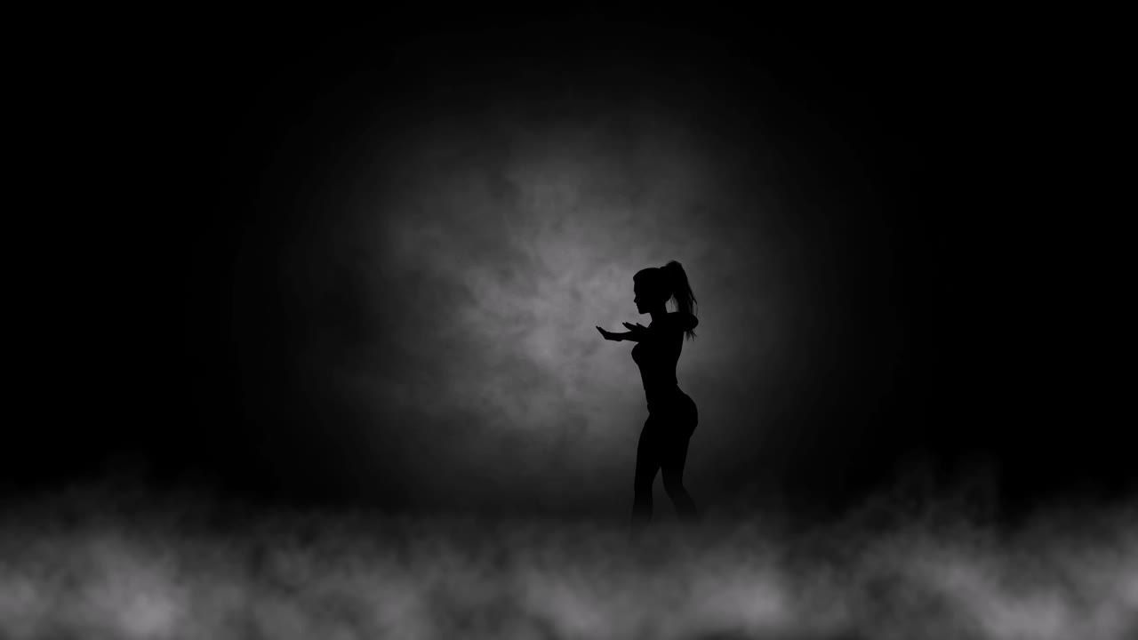 스포트라이트를 배경으로 연기 속에서 우아하고 섹시한 여성의 실루엣이 수행하는 현대 청소년 댄스