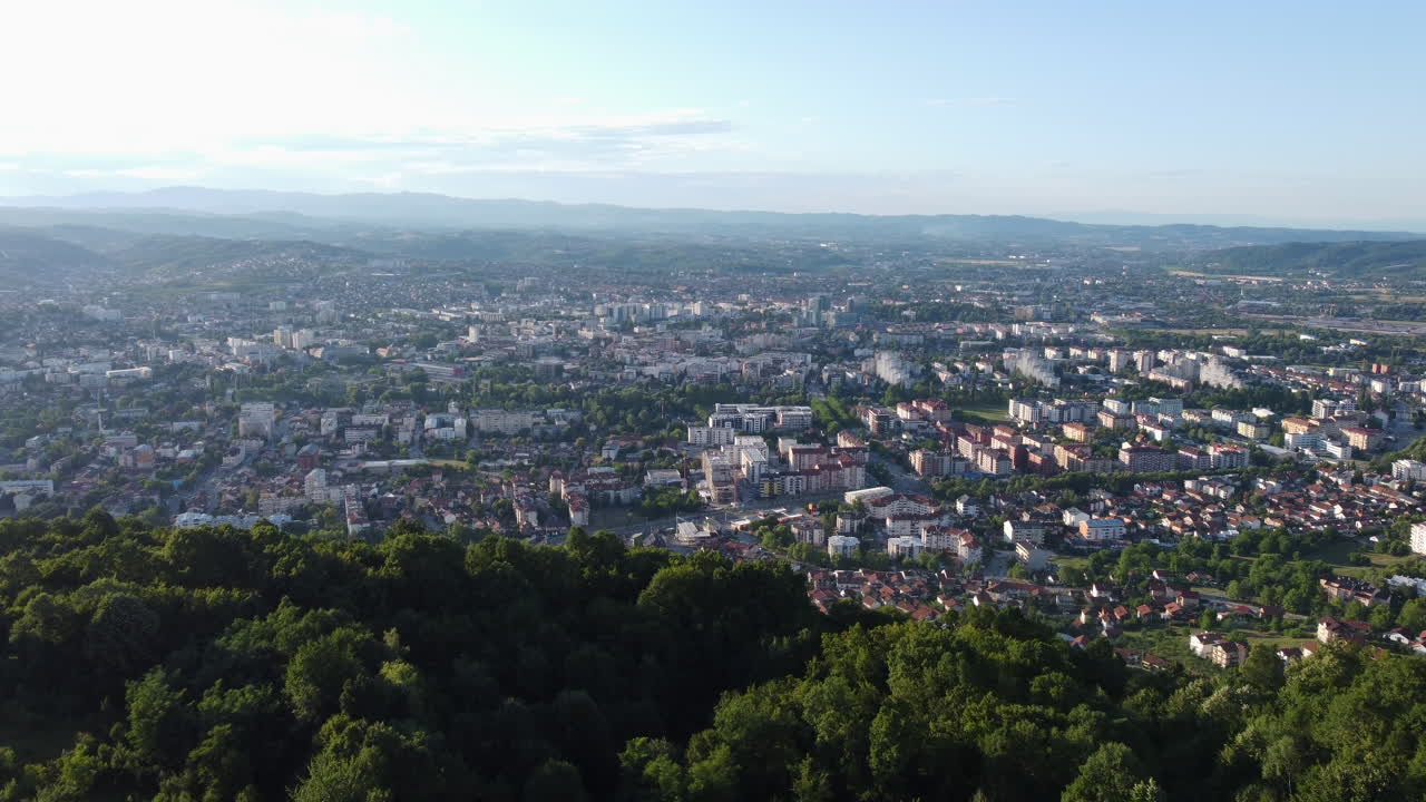 Luftaufnahme der Stadt Banja Luka, Berge im Vordergrund, Dolly-In