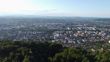 Establecimiento-Aéreo-De-La-Ciudad-De-Banja-Luka,-Muñeca-En-Primer-Plano-De-Montaña