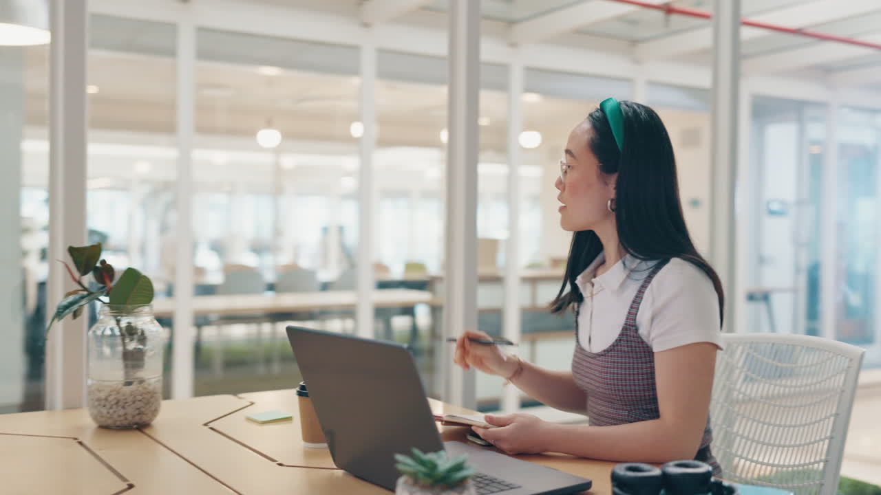 비즈니스 아시아인과 함께 노트북, 글쓰기 및 노트북