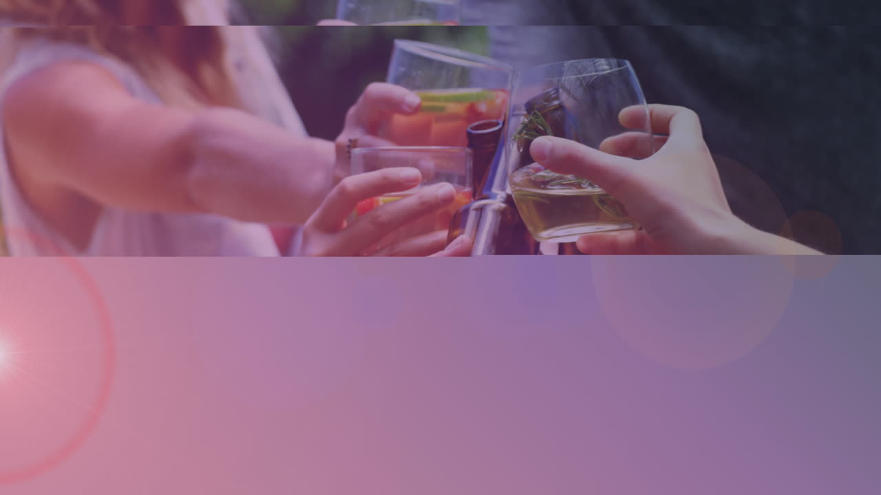 animación de un grupo feliz y diverso de amigos brindando y teniendo barbacoa