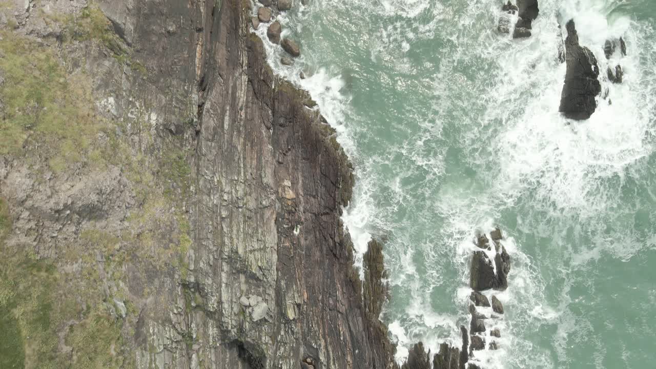volando sobre los acantilados del océano en ballycotton, condado de cork, irlanda - disparo de avión no tripulado