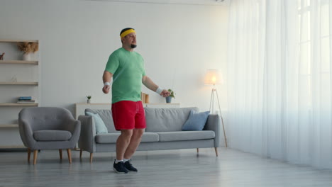 hombre con sobrepeso saltando la cuerda en casa