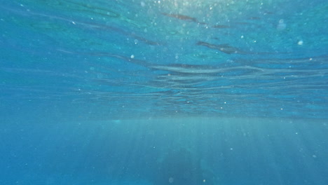 mar azul transparente bajo el agua