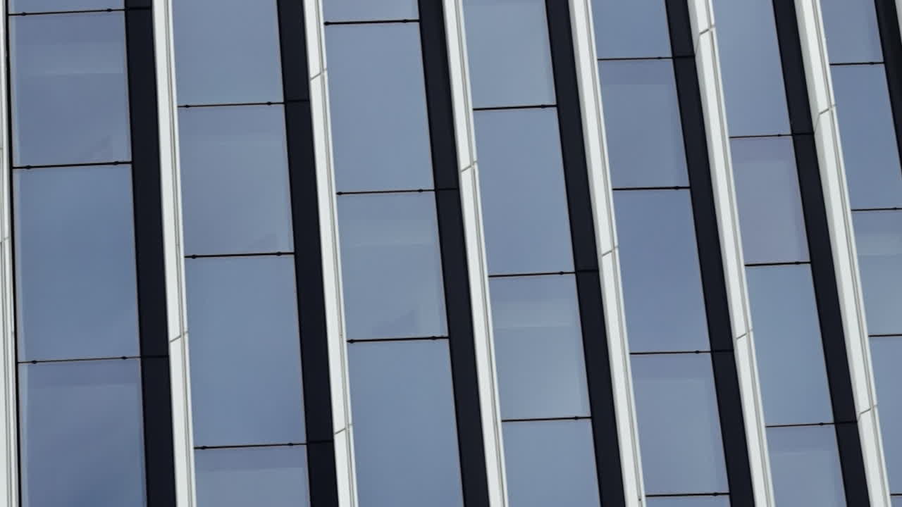 Reflejo de nubes en la fachada de un edificio. Time Lapse