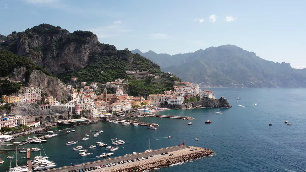 4k로 이탈리아 아말피 해안의 한 마을을 촬영하는 대형 순환 운동으로 비행하는 드론