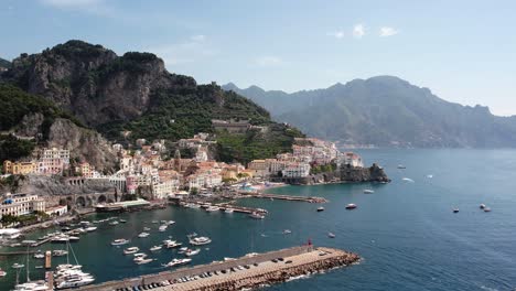 Drone-Volando-En-Gran-Movimiento-Circular-Filmando-Un-Pueblo-En-La-Costa-De-Amalfi-En-Italia-En-4k